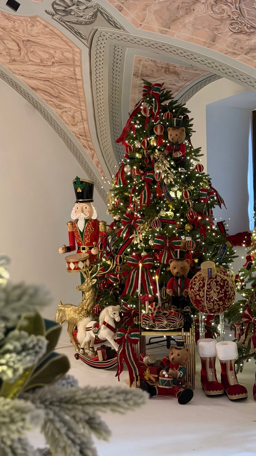 Skutočný vianočný stromček Ornamenta v červenej a zelenej
